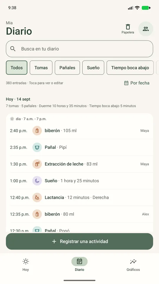 La libreta familiar compartida muestra los registros y quién los agregó, con datos de ejemplo.